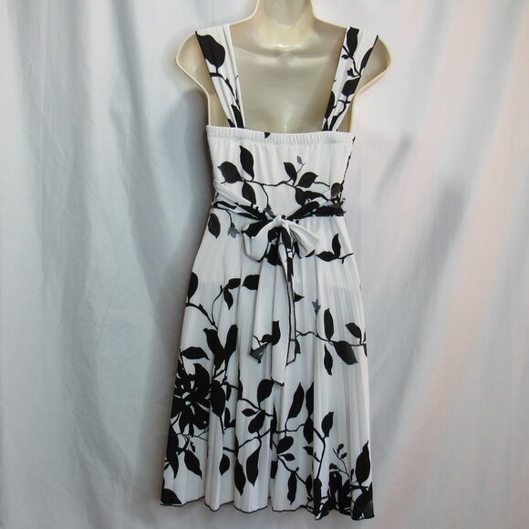 Speechless Women's Black/White Floral Sleeveless Mini Pleated Bodice Dress - Picture 2 of 9